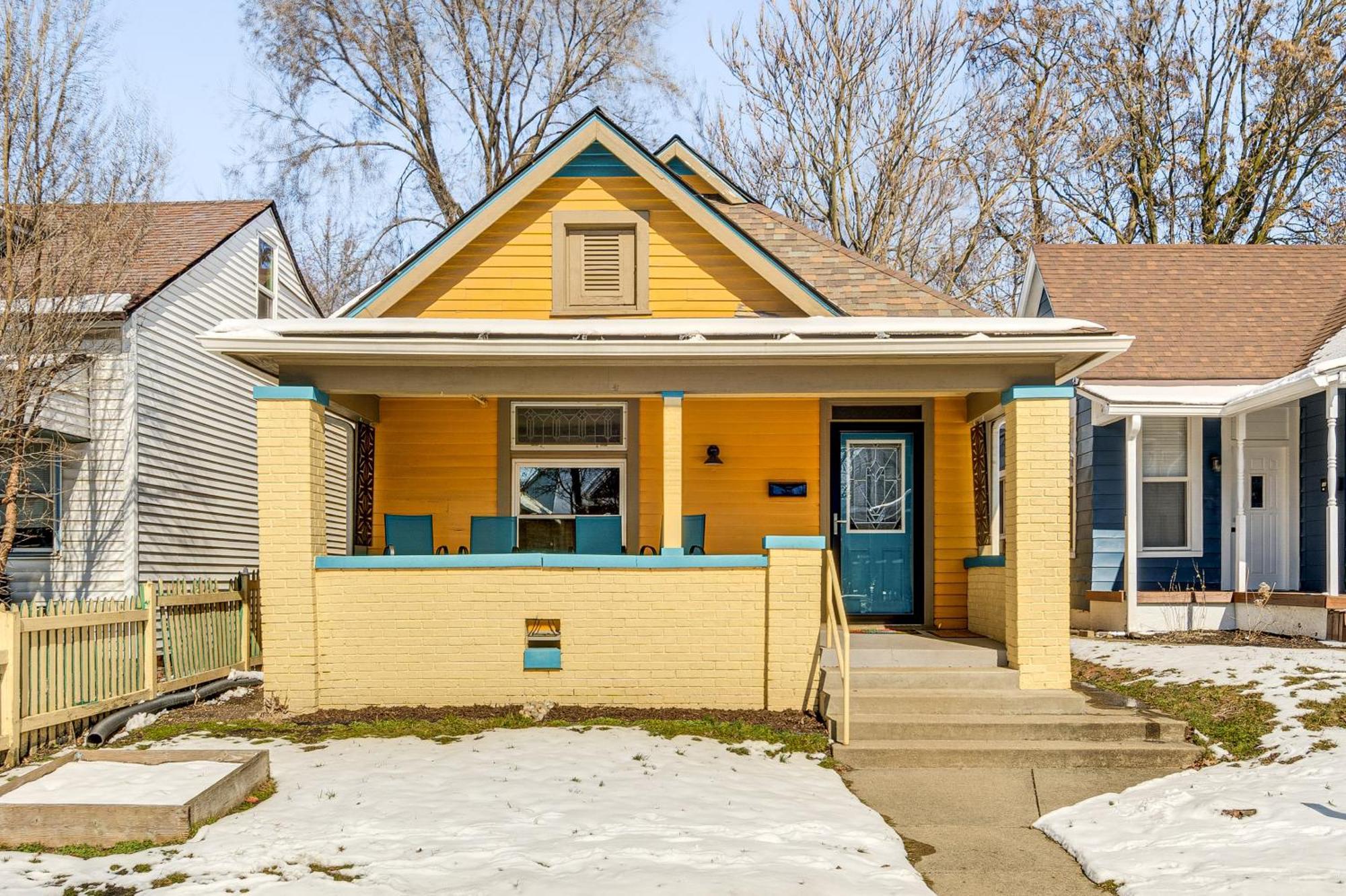 Retro-Inspired Indy Home Walk To Fountain Square! Индианаполис, США —  бронируйте Дома отдыха, цены в 2024 году